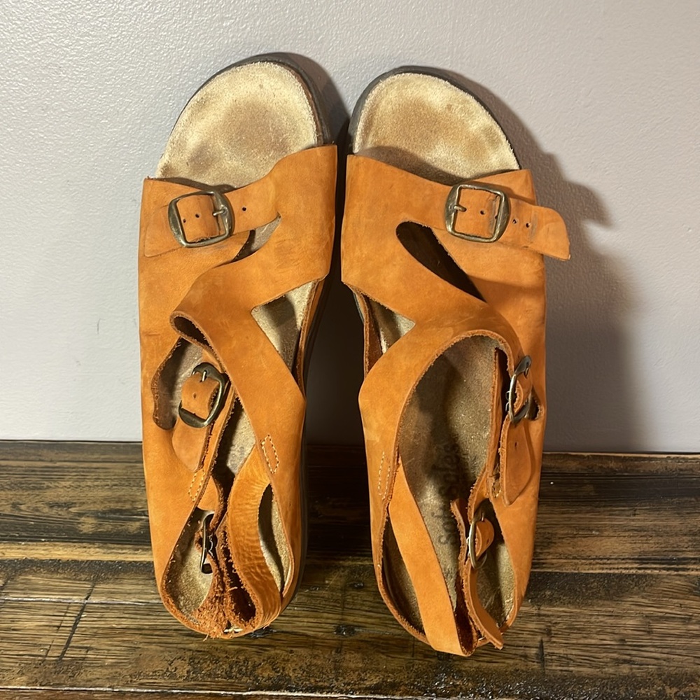 Soft Soles leather 1 3/4” wedge sandal in size 10 BUT FITS A 9 better - measure!